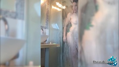 Un nadó amb un cul sucós es masturba a la dutxa