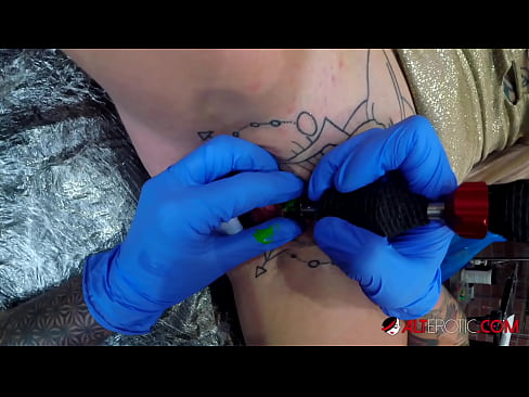 ❤️ La bomba Sully Savage, molt tatuada, es va tatuar al clítoris Vídeo de merda al ca.porn-mz-com.ru ﹏